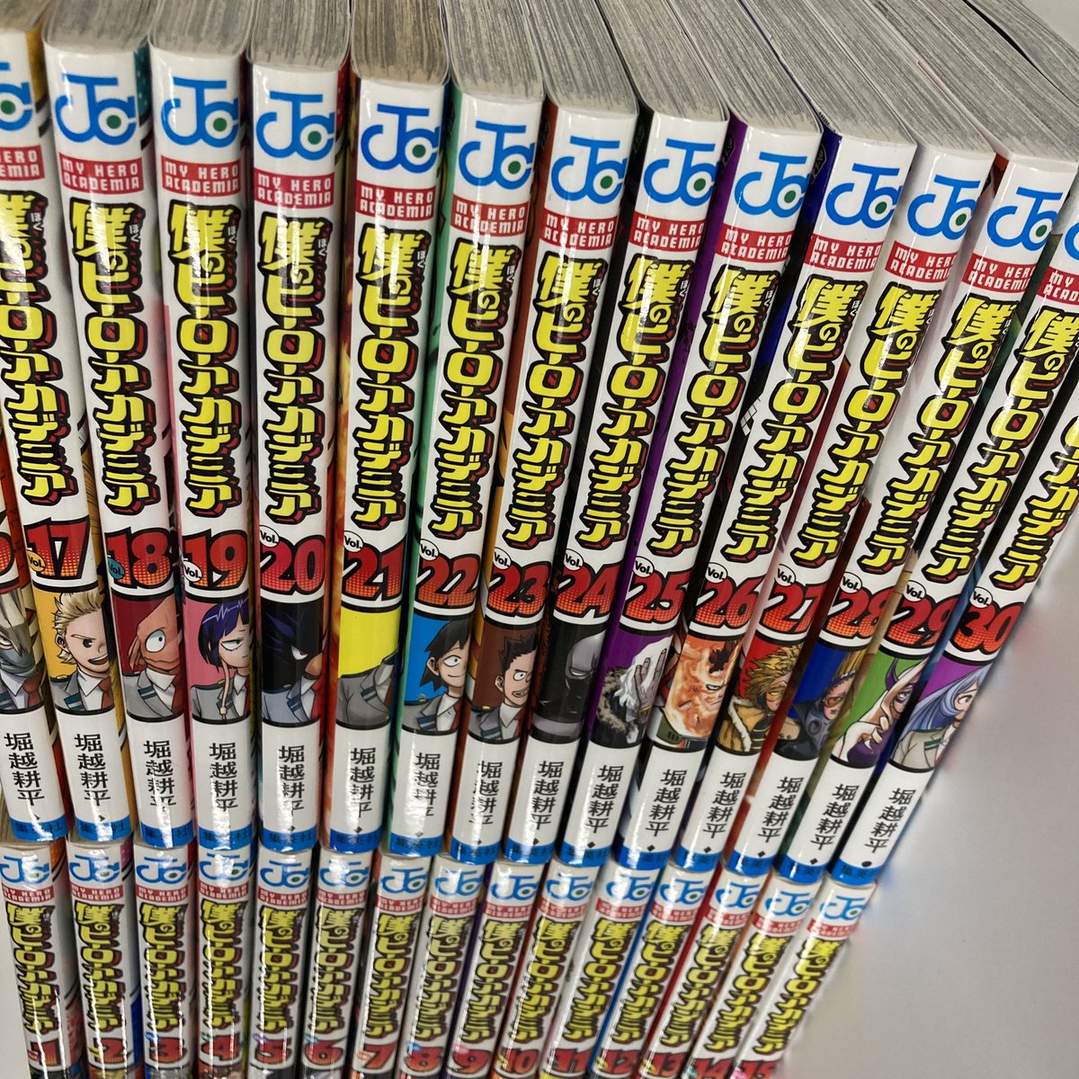 僕のヒーローアカデミア ヒロアカ アニメ公式 ヒロアカ30巻が来た 今日4月2日 金 僕のヒーローアカデミア コミックス最新30巻が発売 そしてコミックスシリーズの世界累計発行部数が5000万部突破 更に向こうへ プルスウルトラ Heroaca A