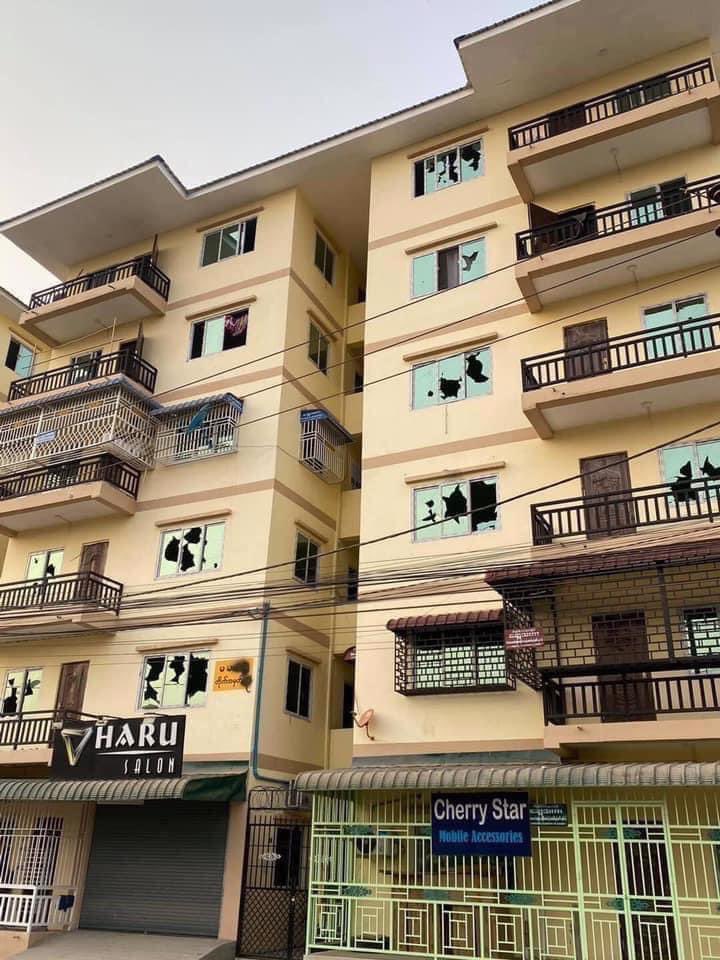 ChanMya24095976's tweet photo. This is how junta shot to the residential 👇👇👇 #WhatsHappeningInMyanmar #WeNeedR2PInMyanmar https://t.co/N2EdT4HRGy