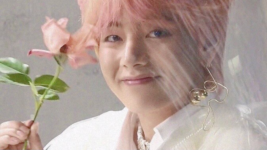 kimtaevuck's tweet photo. taehyungpic: RT @taehyungpic: 🐻🐯🌸🌸🌸🌸 #V 

#꽃보라해
#IFlowerPurpleYou https://t.co/zSfI7Uc8YZ