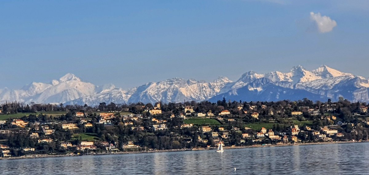 Манай хотын энэ дүүрэг 5р бүсэд хамаардаг. 5р бүс гдг н энд 3-с дээш давхар барилга барих хуулиар хориотой. Яагаад гвл цаад мөнх цаст Алпийн уулсын барааг таглахгүй гж. Иргэд н ингэж байгалиа өдөр бүр харж нүдээ баясгаж сэтгэлээ сэргээж дархлаагаа бэхжүүлж эрч хүч авч амьдардаг.