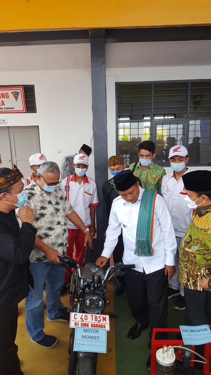PetigaKuningan's tweet photo. H. Uu Ruzhanul Ulum, SE., Wagub Jabar yg juga Kader PPP dlm rangka Peresmian & Pencanangan SMK Mbangun Desa, berharap setiap para alumni SMK agr lebih fokus utk membangun desanya masing2 dgn cr membuka lapangan pekerjaan bkn hnya sekedar mencari pekerjaan
#PPP #PPPKuningan https://t.co/xRyoS5yWU5