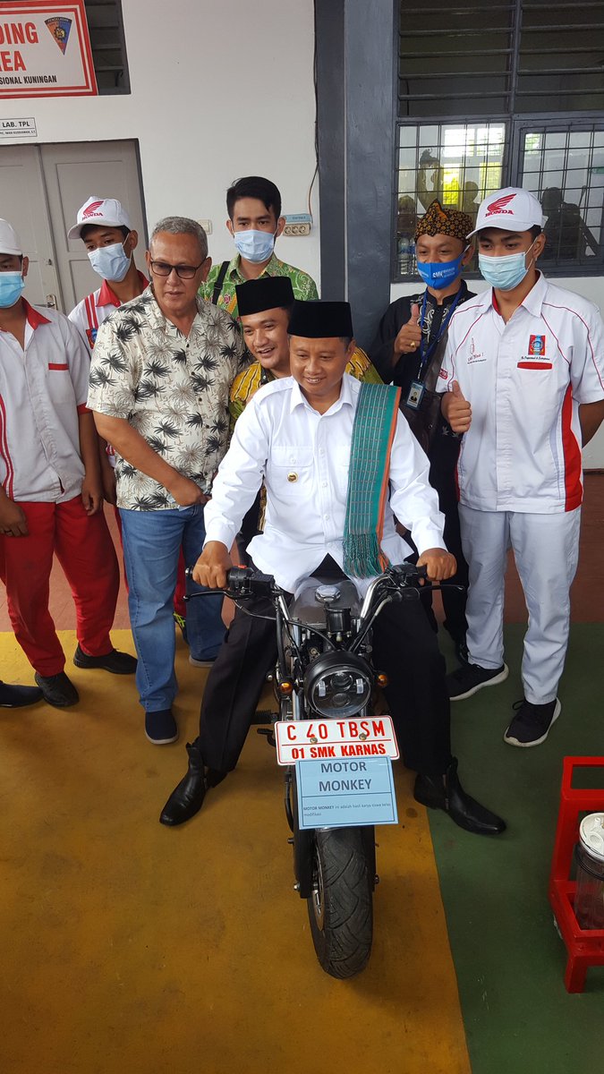 PetigaKuningan's tweet photo. H. Uu Ruzhanul Ulum, SE., Wagub Jabar yg juga Kader PPP dlm rangka Peresmian & Pencanangan SMK Mbangun Desa, berharap setiap para alumni SMK agr lebih fokus utk membangun desanya masing2 dgn cr membuka lapangan pekerjaan bkn hnya sekedar mencari pekerjaan
#PPP #PPPKuningan https://t.co/xRyoS5yWU5