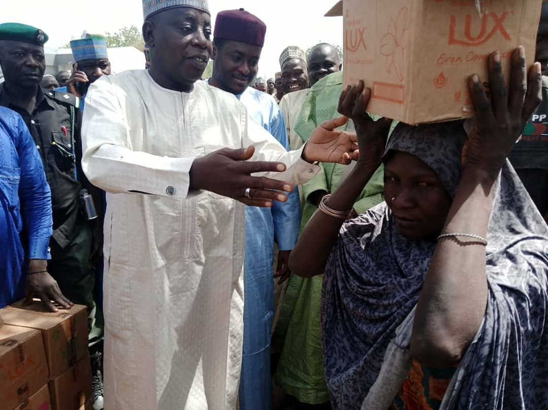 MonClubInt's tweet photo. Yesterday, the chairman of Nganzai open the ground by thanking @monclubint for the effort/contribution of soap in the native language(Kanuri).

As well, SEMA representatives also did the same. After a representative of the organization give a brief introduction of @MonClubInt https://t.co/NaiheJz8AS