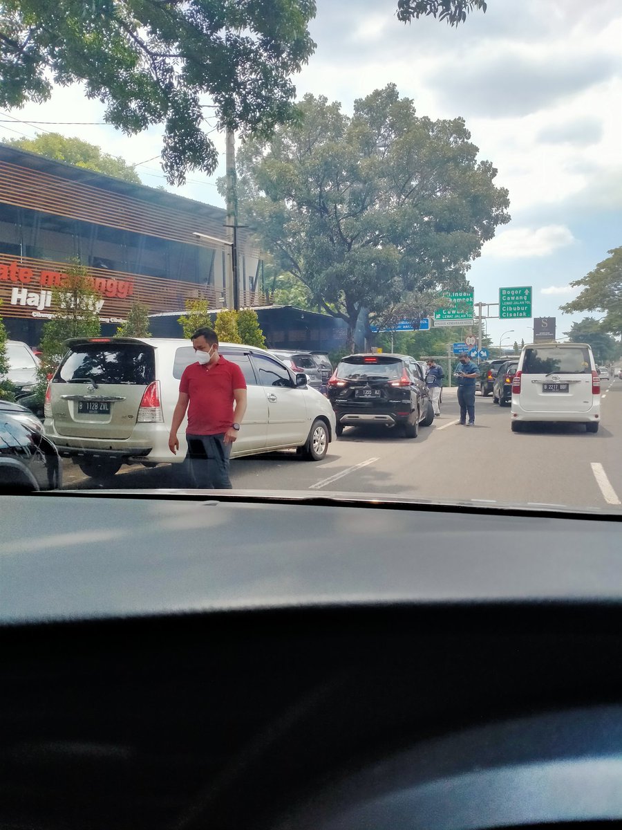 irawanaulia's tweet photo. @IdrisAShomad @Dishub_Dpk @restrodepok Asww Bapak Kadishub Depok Yth, mohon bantuan utk menindak parkir liar di pinggir jalan depan restoran Sate Maranggi Haji Yetti, sangat menggangu warga yg akan mengakses underpass Cibubur.  Terima kasih atas perhatian nya🙏🙏 https://t.co/LpxiB7Ul48
