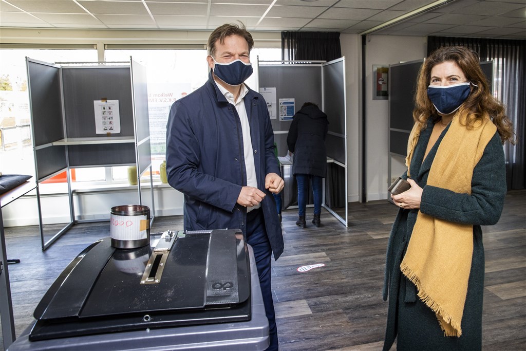Echtgenote Omtzigt over aanblijven Rutte: 'Stuitende arrogantie van de macht' rtlnieuws.nl/nieuws/nederla…