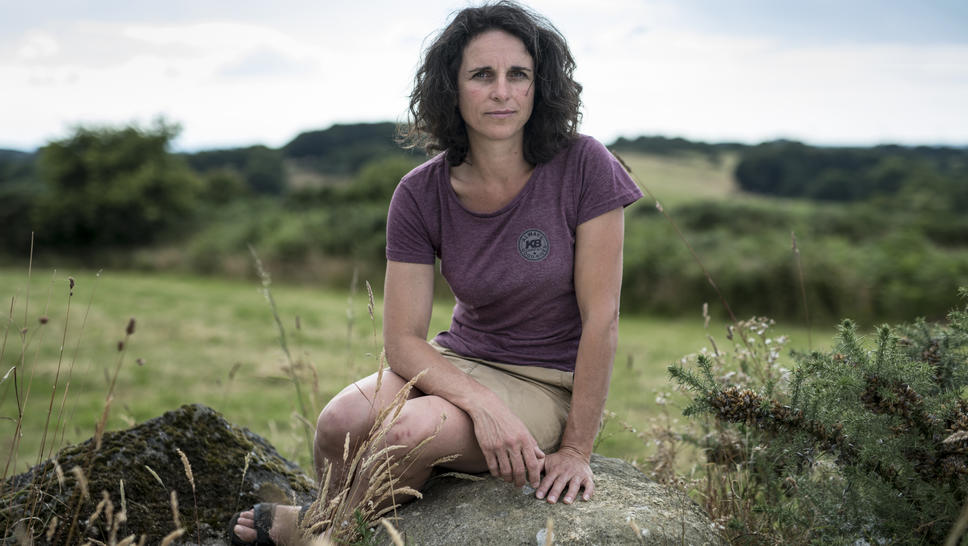 Une journaliste agressée, une autre voit une roue de sa voiture déboulonnée, la même semaine, à Glomel, en Centre-Bretagne. Notre collectif soutient Morgan Large et la consoeur allemande menacées.

📣 Rassemblement mardi midi à #Rostrenen.

Photo : Vincent Gouriou pour Telerama