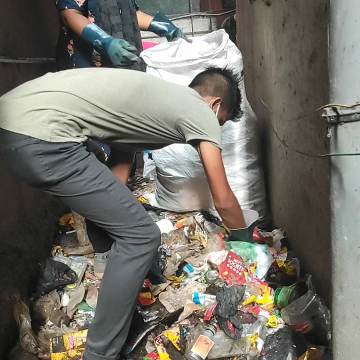 AfrozShah1's tweet photo. Week 294.

Today - Mandvi galli at Versova fisherman village undergoing transformation. 

Two steps :

1. Clean the area with locals.

2. Train them up for reducing garbage and not to litter.

Our bit for our India. Lol

#BeatPlasticPollution 

#circulareconomy https://t.co/aa5WAPiuzm