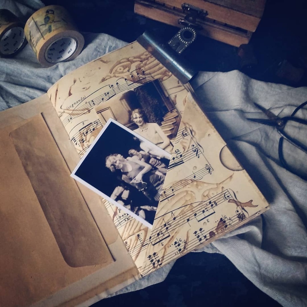 Been using some of my papers to bind a couple of notebooks, one is going to be used in the journaling class I'm working on, the other is a for (shhhh) my mum.

I tend to use paper that isn't quite "perfect" enough to make it into my shop. About to cut a … instagr.am/p/CNJ5WXLBo_a/