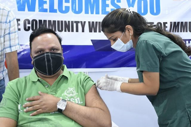 ShelarAshish's tweet photo. It’s not the to do thing, it’s a responsibility! Took 1st dose of #Covaxin 💉 at BKC MCGM Jumbo facility! I urge all individuals those are eligible for the vaccine please get it done! it’s safe! Please do wear Mask 😷 wash hands, keep urself sanitised &amp; maintain social distance! https://t.co/qnh1ar7bO9