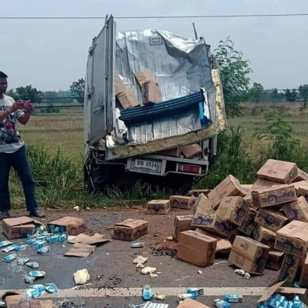 stevekaposi's tweet photo. #truckcrash &amp; load lost #Thailand

https://t.co/mZhL4MvDYG
#Bangkok #ThailandNews #SteveKThailand #TACSThailand #ThailandWatch #DiscoverThailand #Strange #AmazingThailand #roadaccidents #baddriving #RoadAccidentsThailand #ThaiCrazyAccidents #TruckCrashThailand #TruckLoads #fails https://t.co/wXiIQ7oEPl