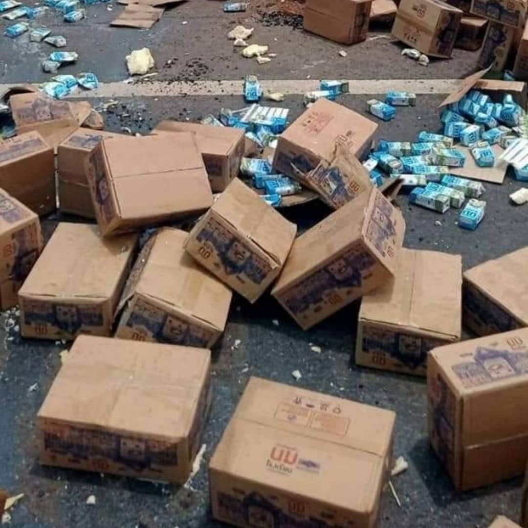 stevekaposi's tweet photo. #truckcrash &amp; load lost #Thailand

https://t.co/mZhL4MvDYG
#Bangkok #ThailandNews #SteveKThailand #TACSThailand #ThailandWatch #DiscoverThailand #Strange #AmazingThailand #roadaccidents #baddriving #RoadAccidentsThailand #ThaiCrazyAccidents #TruckCrashThailand #TruckLoads #fails https://t.co/wXiIQ7oEPl