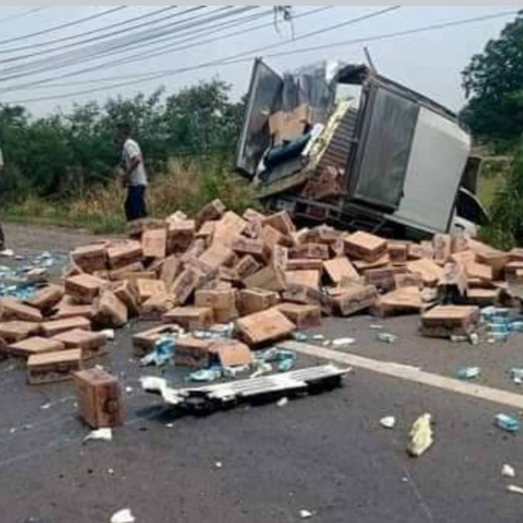 #truckcrash &amp; load lost #Thailand

gab.com/SteveAustralia…
#Bangkok #ThailandNews #SteveKThailand #TACSThailand #ThailandWatch #DiscoverThailand #Strange #AmazingThailand #roadaccidents #baddriving #RoadAccidentsThailand #ThaiCrazyAccidents #TruckCrashThailand #TruckLoads #fails