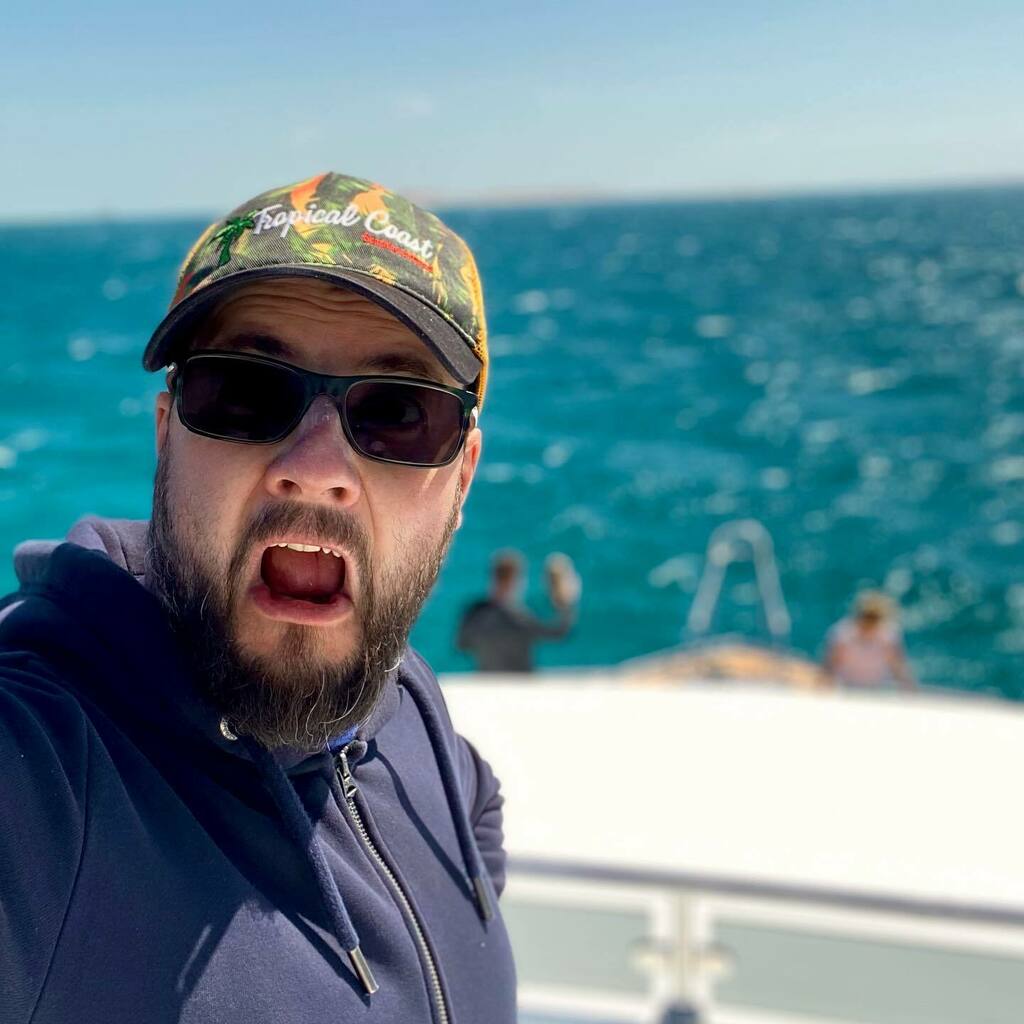 mshotin's tweet photo. Оказывается море может быть теплым в марте, а для таких как я придумали фильтры, портретную съемку, цветокор и стабилизацию изображения после нажатия одной кнопки на телефоне. https://t.co/XElEAZx5F9