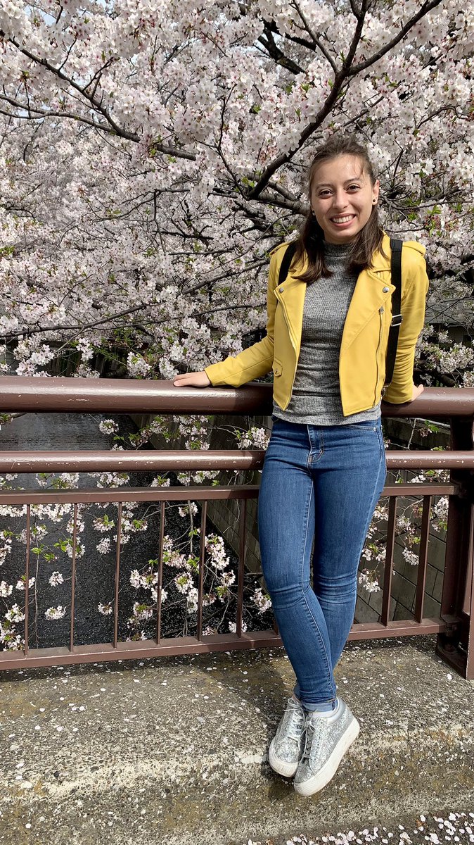 ¡Sé como una flor, sobrevive a la lluvia y utilízala para crecer! 🌸  花のように、雨を乗り切って成長につなげましょう 🌸
Be like a flower, survive the rain and use it to grow! 🌸
 #sakura🌸 #cerezosjaponeses #cherryblossomtree #桜シリーズ #中目黒さくら #桜デート #桜2021🌸 #東京桜