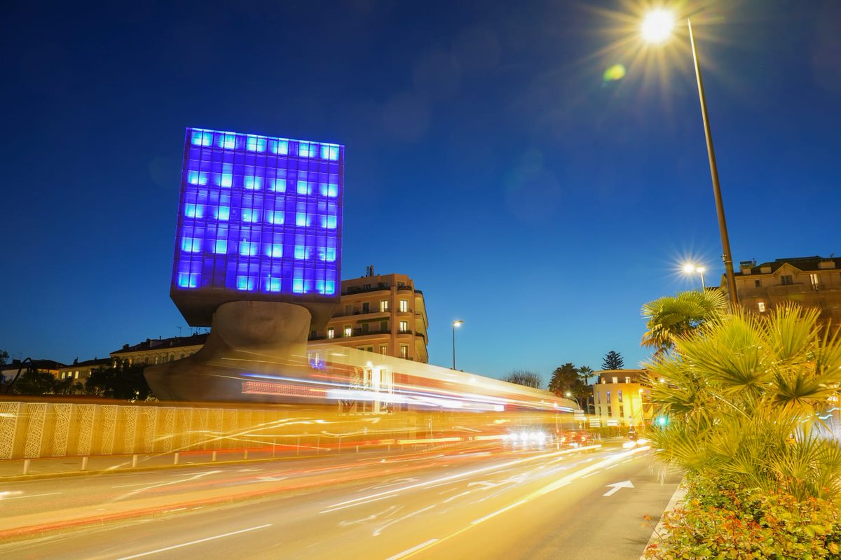 VilledeNice's tweet photo. Depuis hier soir, les bâtiments niçois sont #TousEnBleu à l’occasion de la #JournéeMondialeDeLAutisme. La Ville de #Nice06 est particulièrement mobilisée, avec notamment un accueil spécialisé pour les enfants au sein de ses écoles ou auprès des parents via la Maison des Aidants. https://t.co/xUqtgBeKUH