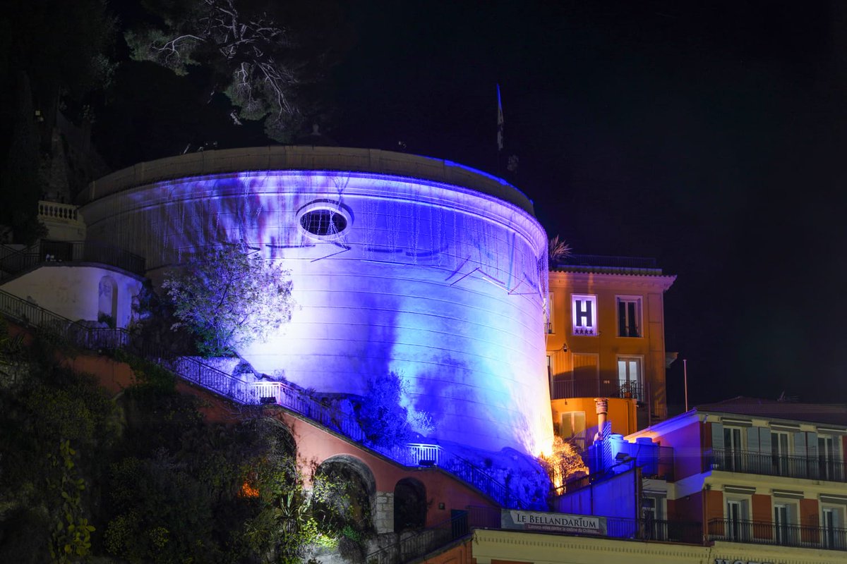 VilledeNice's tweet photo. Depuis hier soir, les bâtiments niçois sont #TousEnBleu à l’occasion de la #JournéeMondialeDeLAutisme. La Ville de #Nice06 est particulièrement mobilisée, avec notamment un accueil spécialisé pour les enfants au sein de ses écoles ou auprès des parents via la Maison des Aidants. https://t.co/xUqtgBeKUH