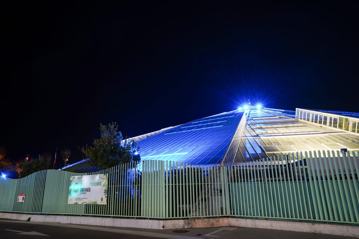 VilledeNice's tweet photo. Depuis hier soir, les bâtiments niçois sont #TousEnBleu à l’occasion de la #JournéeMondialeDeLAutisme. La Ville de #Nice06 est particulièrement mobilisée, avec notamment un accueil spécialisé pour les enfants au sein de ses écoles ou auprès des parents via la Maison des Aidants. https://t.co/xUqtgBeKUH