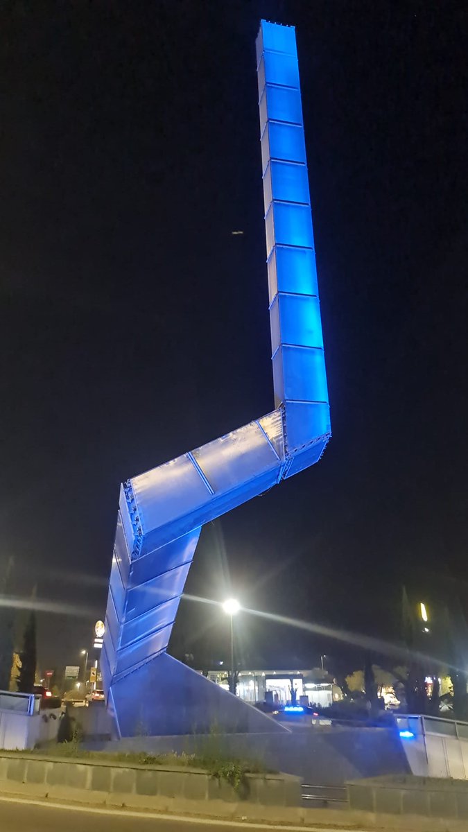 AytoRivas's tweet photo. 🟦 La Espiral de Rivas ha amanecido de azul y así permanecerá durante todo el día y la noche de hoy. La ciudad se suma al #DíaMundialAutismo y se #IluminaDeAzul. Por un mundo diverso, accesible e inclusivo que visibilice y potencie las capacidades de las personas con TEA: https://t.co/pvcBXTOx0i