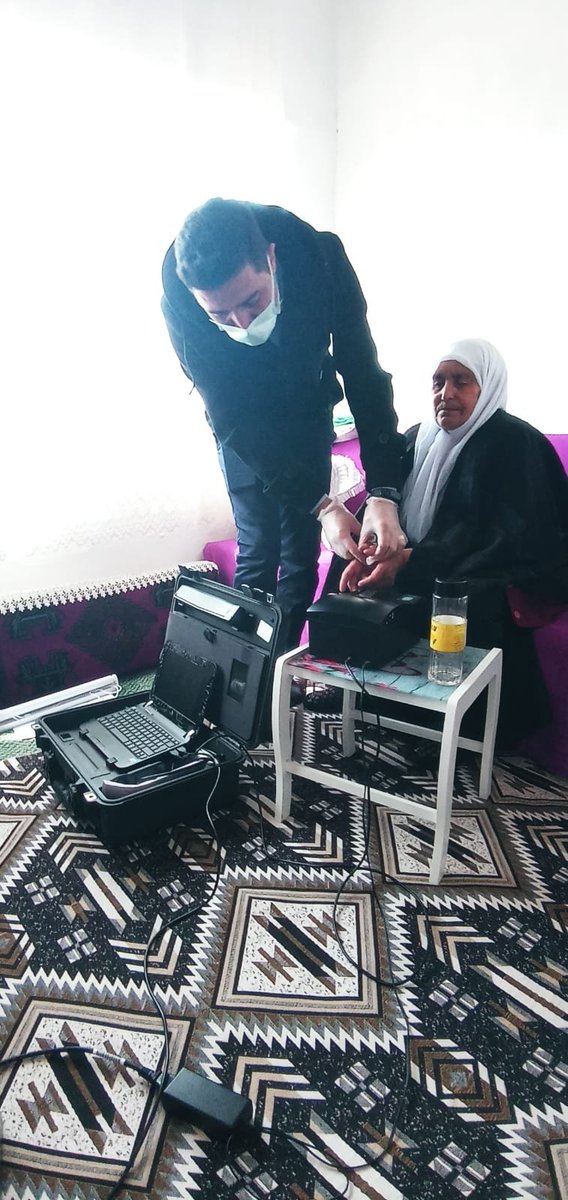 AbaliTolga's tweet photo. Genel Müdürlük Makamımızın başlattığı Gönül projesi kapsamında  Adreste nüfus hizmeti ile il ve ilçe nüfus müdürlüklerimiz yaşlılarımızı ziyaret ederek nüfus ile ilgili işlemlerini evlerinde gerçekleştirmeye devam ediyor.@AgriValilik @TCNufus https://t.co/0jXq3pSaqk