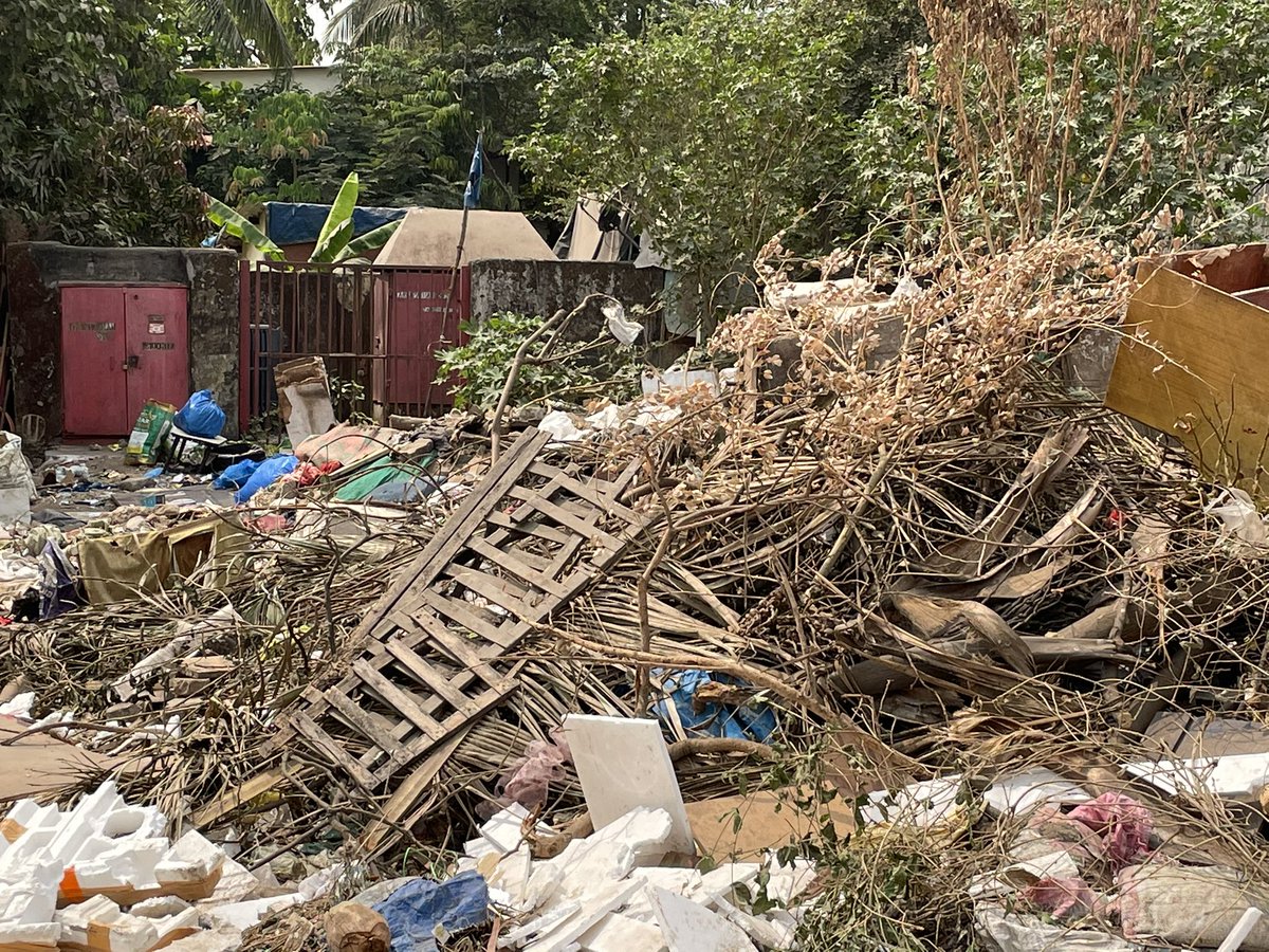 sahar_village's tweet photo. @mybmcWardKE @mybmc @AUThackeray @SwachhMaha @swachhparle @parag_alavani Not entirely !! Entire mess created by the encroachers which are next to electronic transformer who are performing antisocial activities @MumbaiPolice https://t.co/UPxlGDAaHh