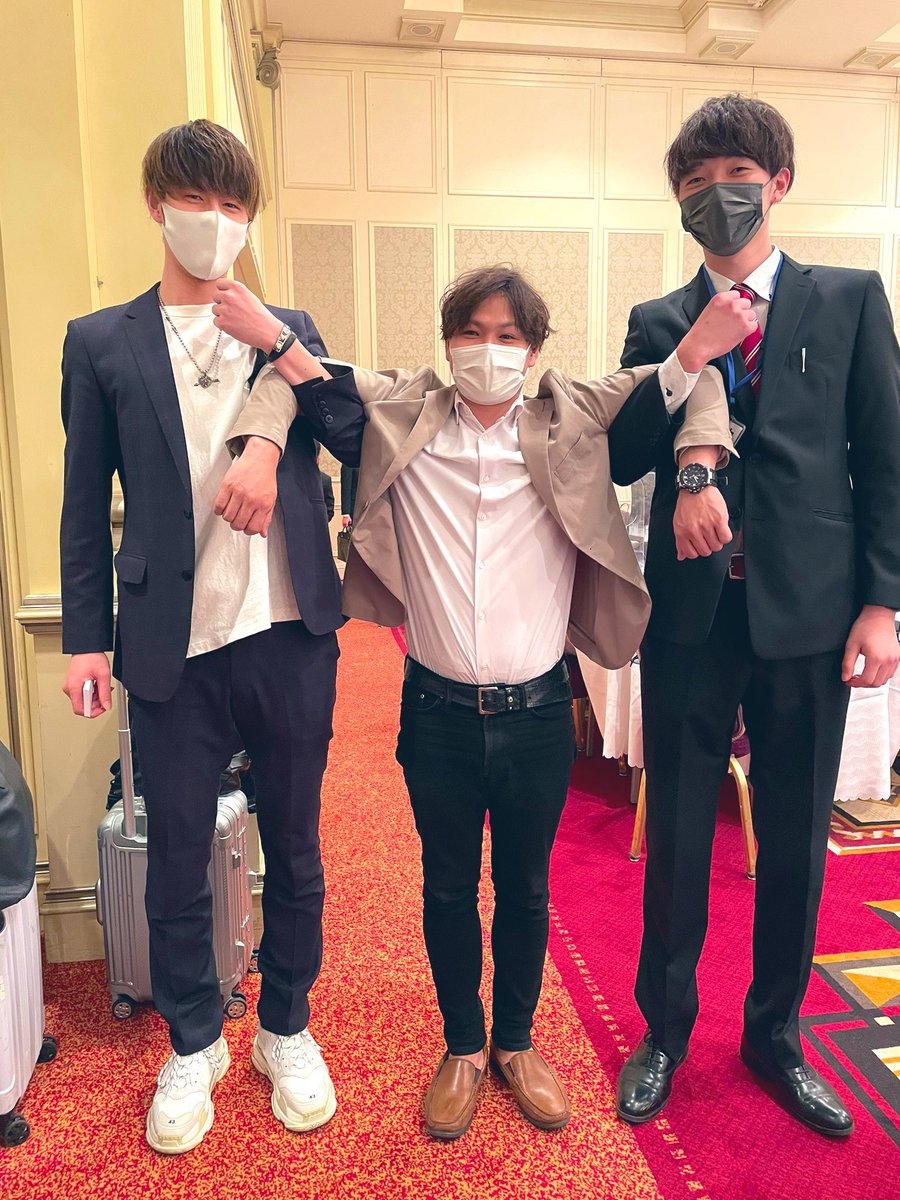 hungrrrry_nsd's tweet photo. 4月は凄まじい疲労感と達成感を感じるようになって3年。
今年も懇親会、入社式の場に立ち会うことができました。
もっともっと背中見せれるように頑張ろう。
つげさんにこんなことをしてしまう那須田も5年目スタート😬 https://t.co/Qx8nk0xKiH