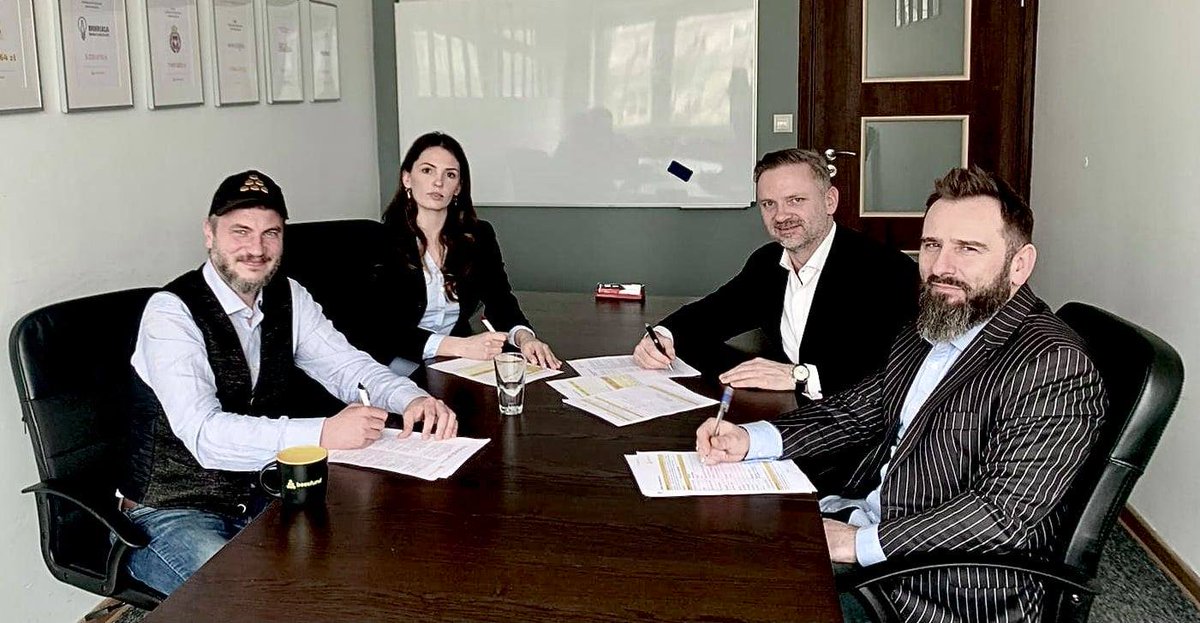 beesfund's tweet photo. Liroy zapowiedział wczoraj start projektu konopnego. Cieszymy się, że będziemy cząsteczką przyszłych działań :)
#GlobalHempireSA #Beesfund #HUBburger #GoldGreen https://t.co/aYEOunvcBp