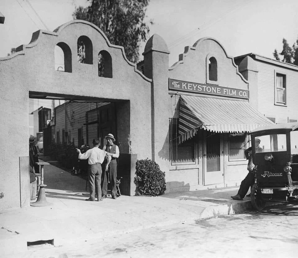 いいをじゅんこ A Twitter マリオン デイヴィス 活動役者 1928 撮影中にどうしても泣けないマリオン 頼むから泣いて と懇願する監督 泣ける曲を側で演奏したり 助監督が玉ねぎをむいて自分が泣き出したり笑 今年の神戸クラシックコメディ映画祭で上映