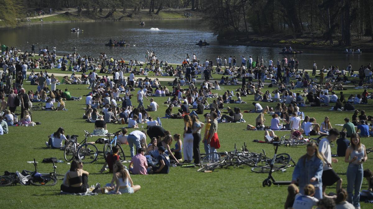 welt's tweet photo. Wasserwerfer und Hunde im Einsatz – Polizei löst Massenparty in Park auf https://t.co/elo1m5zAX7 https://t.co/oNY87Q6X6L