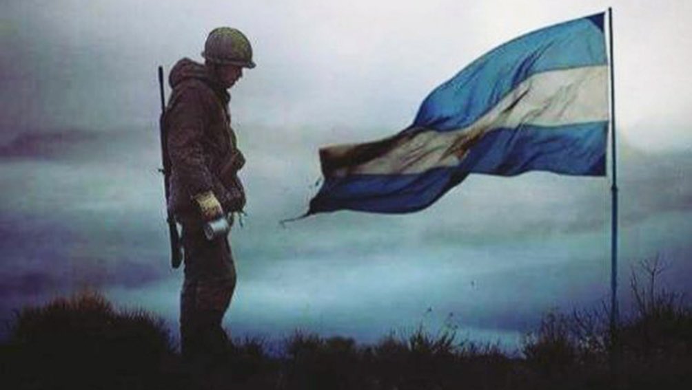 Quique_ok's tweet photo. "El soldado no muere en el frente de batalla, muere cuando la Patria lo olvida"... Gloria y honor a los  veteranos y a los caídos en Malvinas. #2deAbril https://t.co/fchfA7wqGE