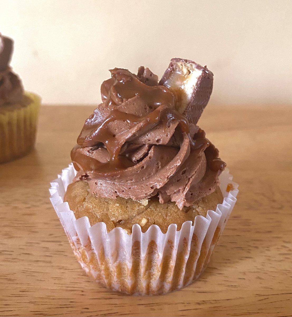 NikyiaR's tweet photo. new cupcake flavor! snickers cupcakes DM me to place your orders or just make request on what new flavors I should add #baker #cupcakes #dmvcupcakes
and yes I made everything on the cupcake (except the piece of snicker). https://t.co/VzDozbJm5V