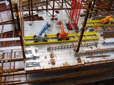 Abe64927175's tweet photo. A big site where steel members are being joined for a large structure. #bcn2210 #fiu #fiumossschool #construction @FIU_MossSchool https://t.co/bvSgfbCnzA