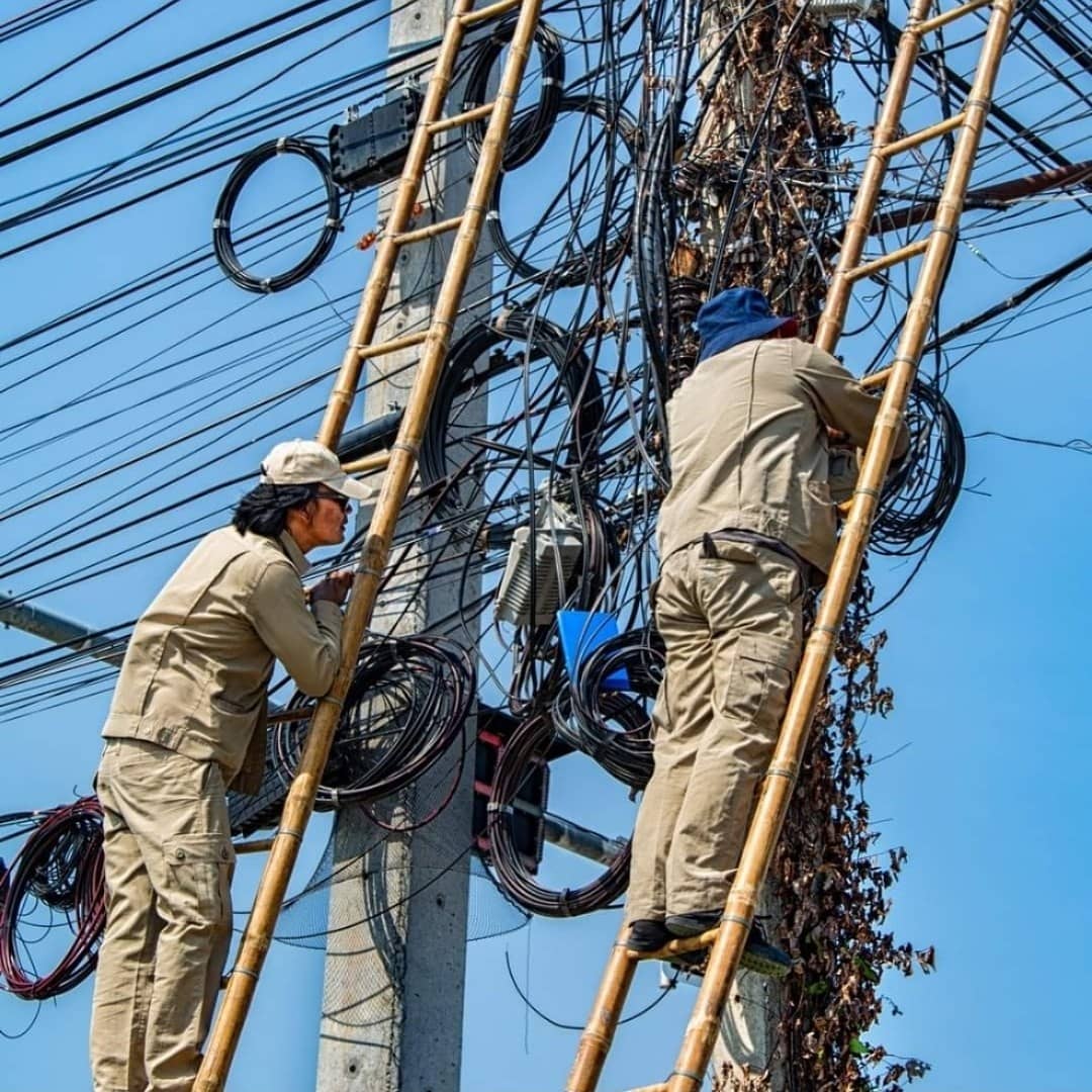 The crazy wire workers of #Thailand!

gab.com/SteveAustralia…

gab.com/SteveAustralia…

#Bangkok #ThailandNews #SteveKThailand #TACSThailand #ThailandWatch #DiscoverThailand #StrangeThailand #AmazingThailand #FunnyThailand #ThaiSafetyFirst #ThailandFails #ThaiBuildingFails #fails