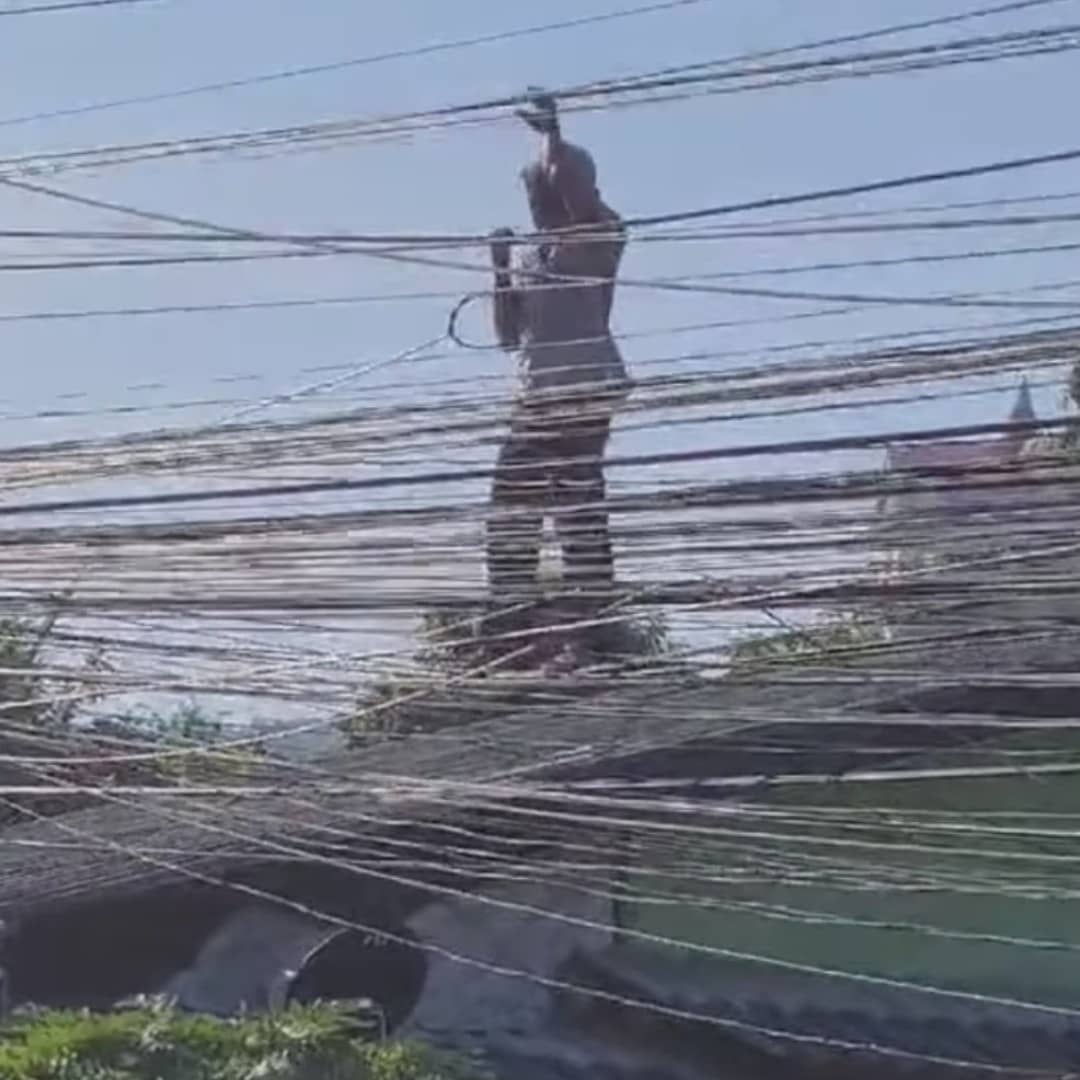 stevekaposi's tweet photo. The crazy wire workers of #Thailand!

https://t.co/iD8EMm6hIH

https://t.co/b0bCTGEtJz

#Bangkok #ThailandNews #SteveKThailand #TACSThailand #ThailandWatch #DiscoverThailand #StrangeThailand #AmazingThailand #FunnyThailand #ThaiSafetyFirst #ThailandFails #ThaiBuildingFails #fails https://t.co/4xbFlKFnUq