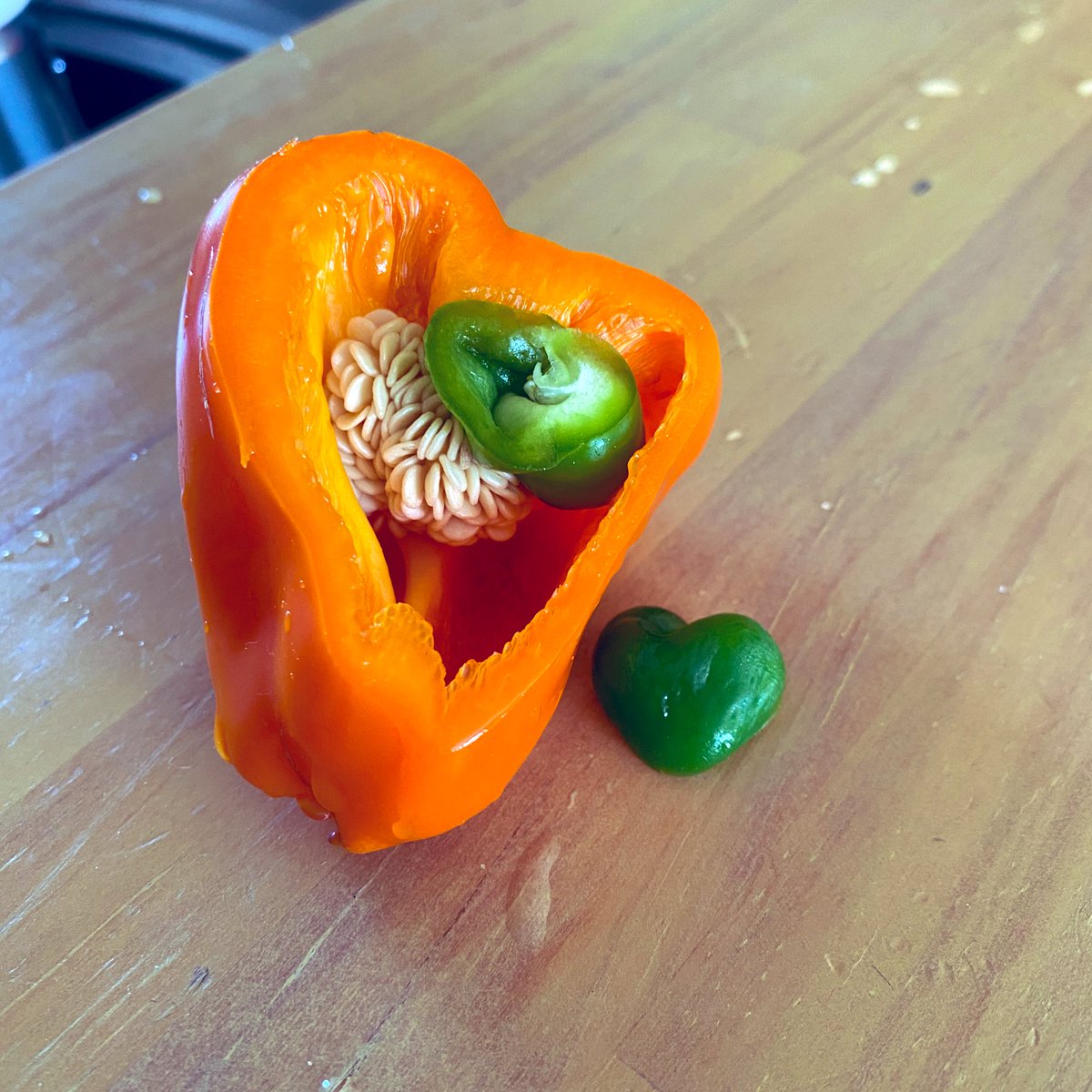 ヤゼ パプリカ切ったら中から小さいピーマン出てきたんですけど どういうこと