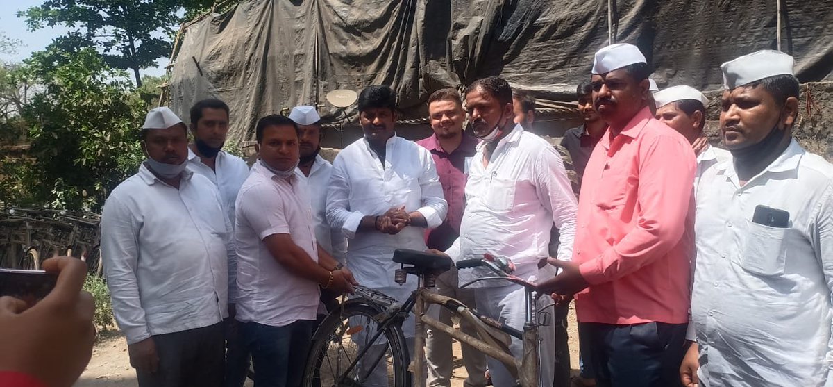 santoshshetty50's tweet photo. Flim maker @ManMundra ji Completed promise of #250_Bicycles @htTweets &amp; Delivered to Dabbawala By Mla West B1d @MaheshChoughule saheb &amp; Bjp president @santoshshetty50 saheb @DarshanNPopat ( Friend of Mr Mundra) @bharatkavikas @PareshChaughule &amp; @Official_KSavla more were present https://t.co/1whXZci1nj
