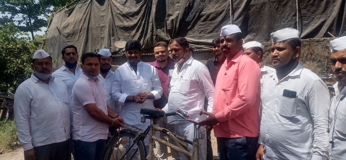 santoshshetty50's tweet photo. Flim maker @ManMundra ji Completed promise of #250_Bicycles @htTweets &amp; Delivered to Dabbawala By Mla West B1d @MaheshChoughule saheb &amp; Bjp president @santoshshetty50 saheb @DarshanNPopat ( Friend of Mr Mundra) @bharatkavikas @PareshChaughule &amp; @Official_KSavla more were present https://t.co/1whXZci1nj