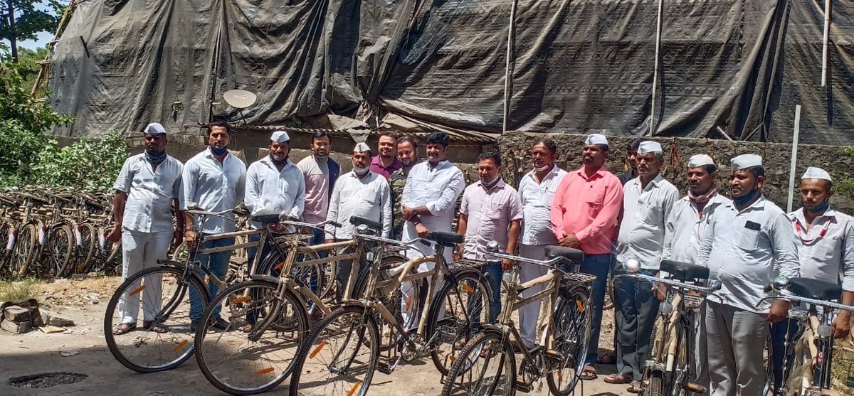 santoshshetty50's tweet photo. Flim maker @ManMundra ji Completed promise of #250_Bicycles @htTweets &amp; Delivered to Dabbawala By Mla West B1d @MaheshChoughule saheb &amp; Bjp president @santoshshetty50 saheb @DarshanNPopat ( Friend of Mr Mundra) @bharatkavikas @PareshChaughule &amp; @Official_KSavla more were present https://t.co/1whXZci1nj
