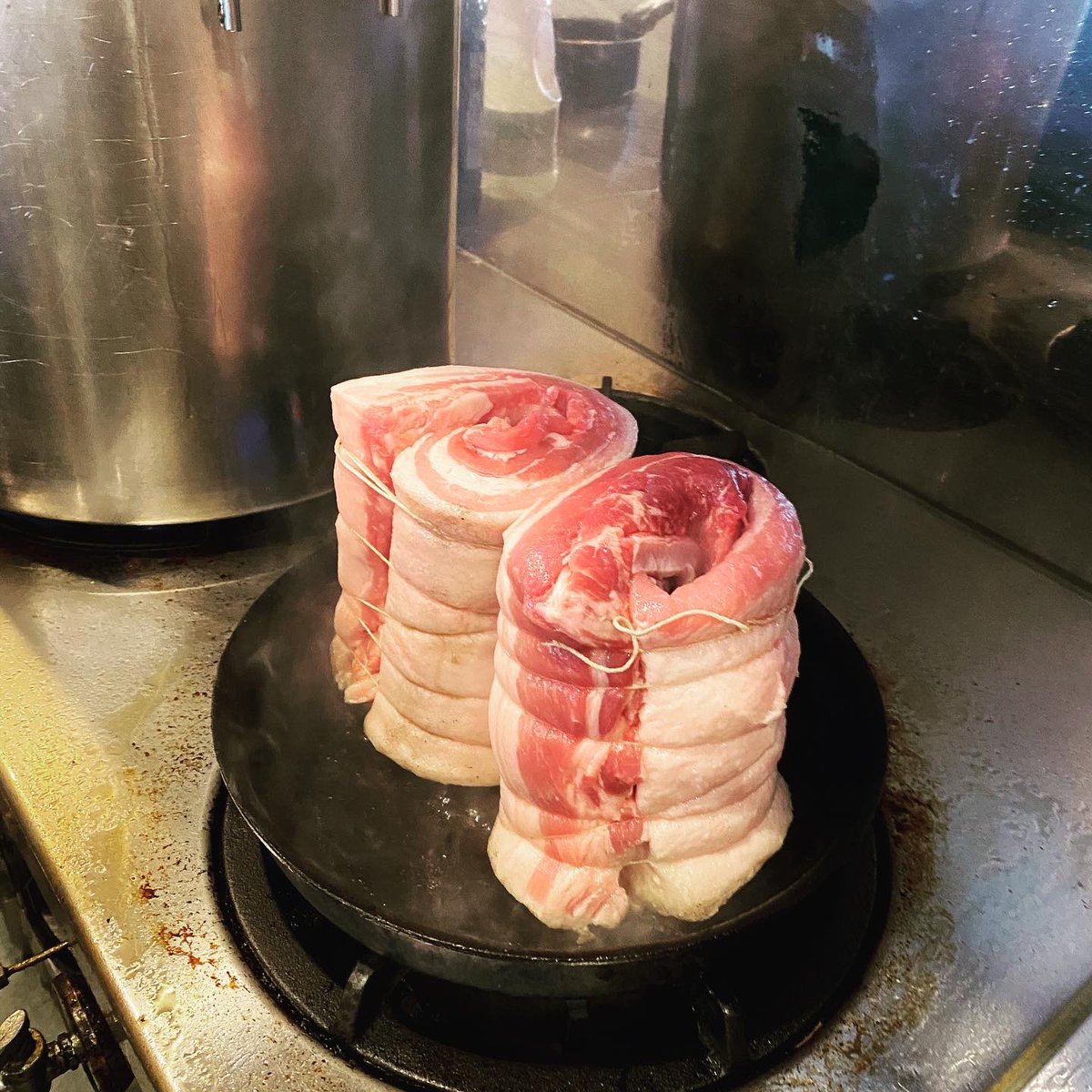 usuihideto's tweet photo. 柔術帰りにチャーシューを仕込む男。
#仕込み #らーめん #ラーメン #チャーシュー #bartriangle #triangle https://t.co/mHu53wRuCP