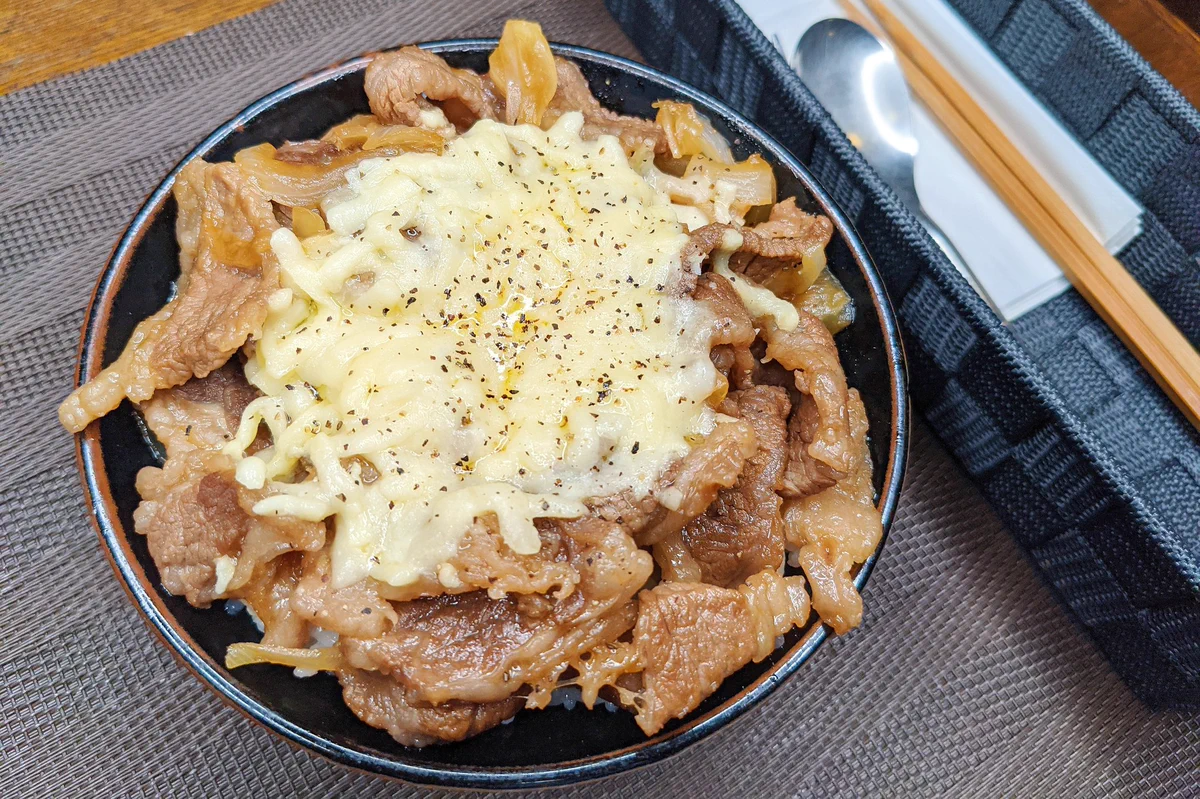 牛カルビとチーズを足したら絶品料理に！とろけたチーズが美味しそうな牛カルビ丼のレシピ！
