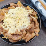 牛カルビとチーズを足したら絶品料理に!とろけたチーズが美味しそうな牛カルビ丼のレシピ!