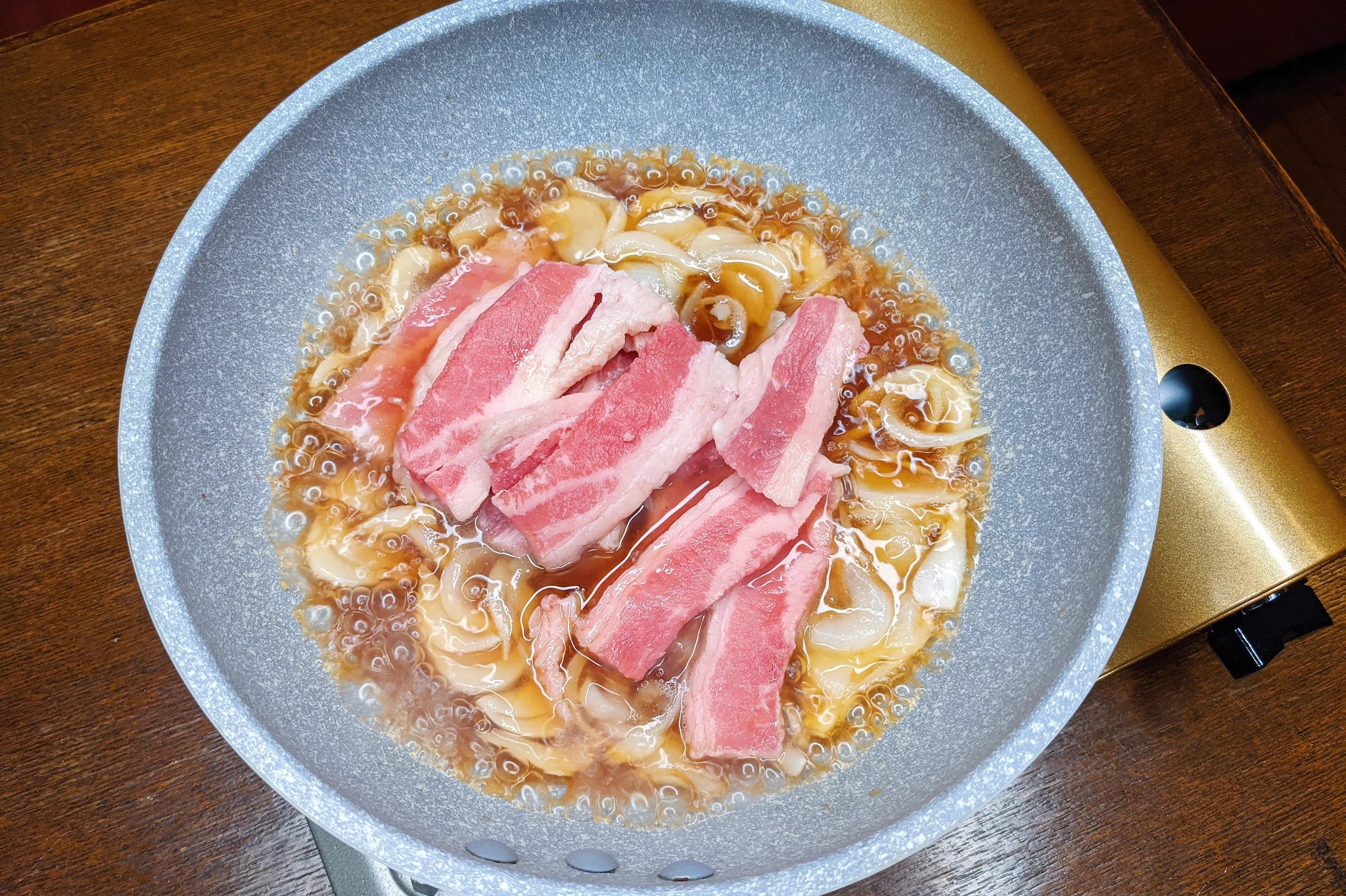 牛カルビとチーズを足したら絶品料理に！とろけたチーズが美味しそうな牛カルビ丼のレシピ！