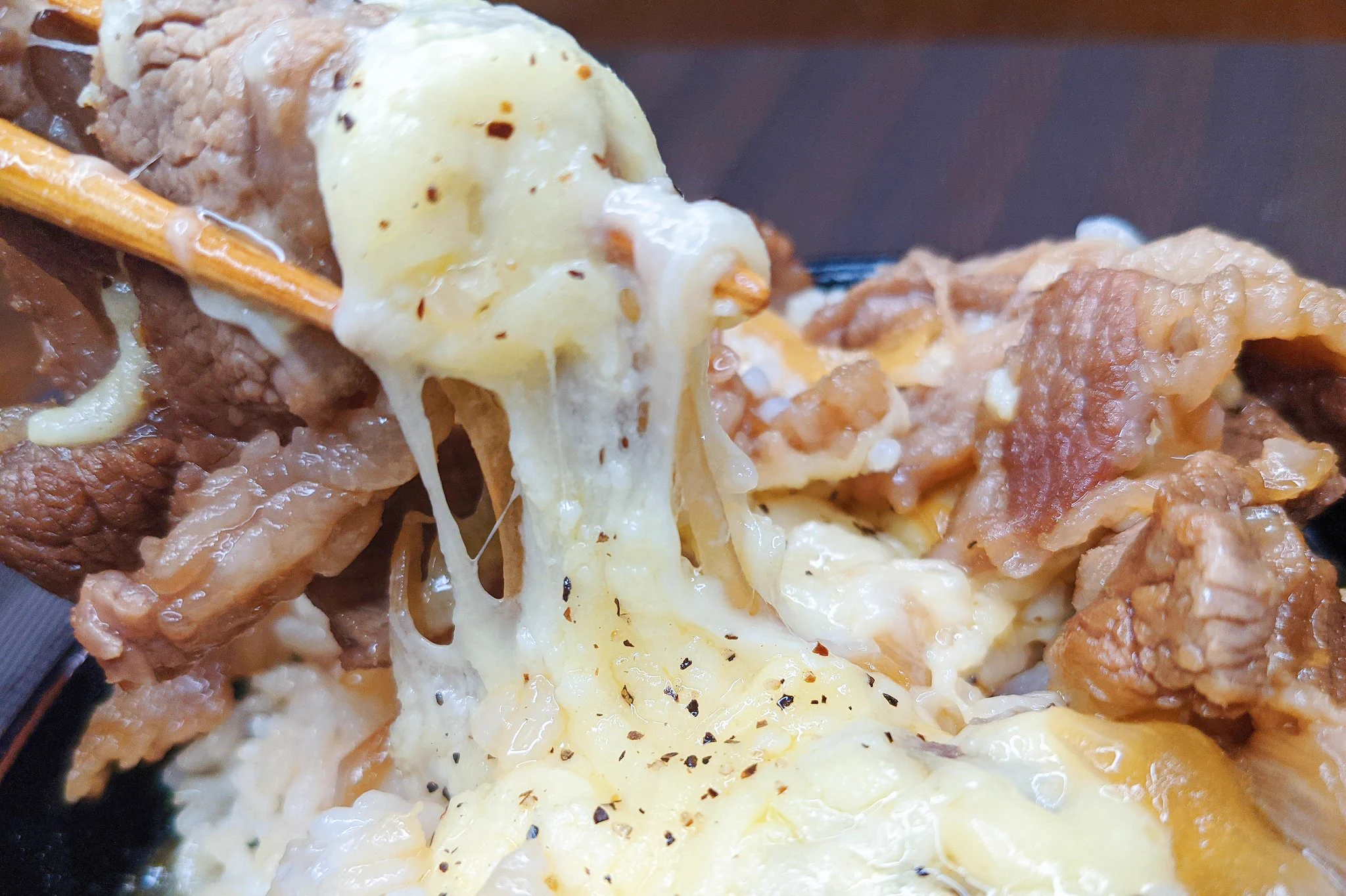 牛カルビとチーズを足したら絶品料理に！とろけたチーズが美味しそうな牛カルビ丼のレシピ！