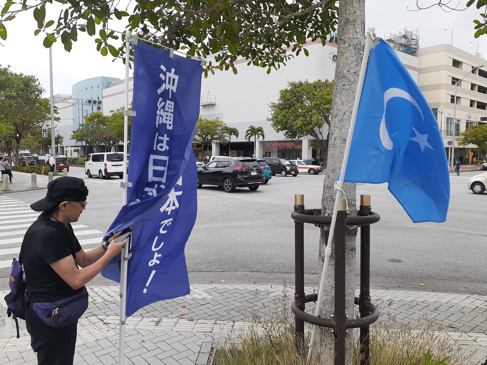 阿部岳 Abe Takashi 中国のウイグル弾圧に抗議して掲げられる東トルキスタンの旗を使ってヘイト街宣をする久我信太郎氏 旗を持ち込んだ人物はこれが何の旗であるか正確に言えず 利用している と言明した 差別のために他者の犠牲を利用する 恥を 阿部岳 Abe Takashi 中国のウイグル弾圧に抗議して掲げられる東トルキスタンの旗を使ってヘイト街宣をする久我信太郎氏 旗を持ち込んだ人物はこれが何の旗であるか正確に言えず 利用している と言明した 差別のために他者の犠牲を利用する 恥を