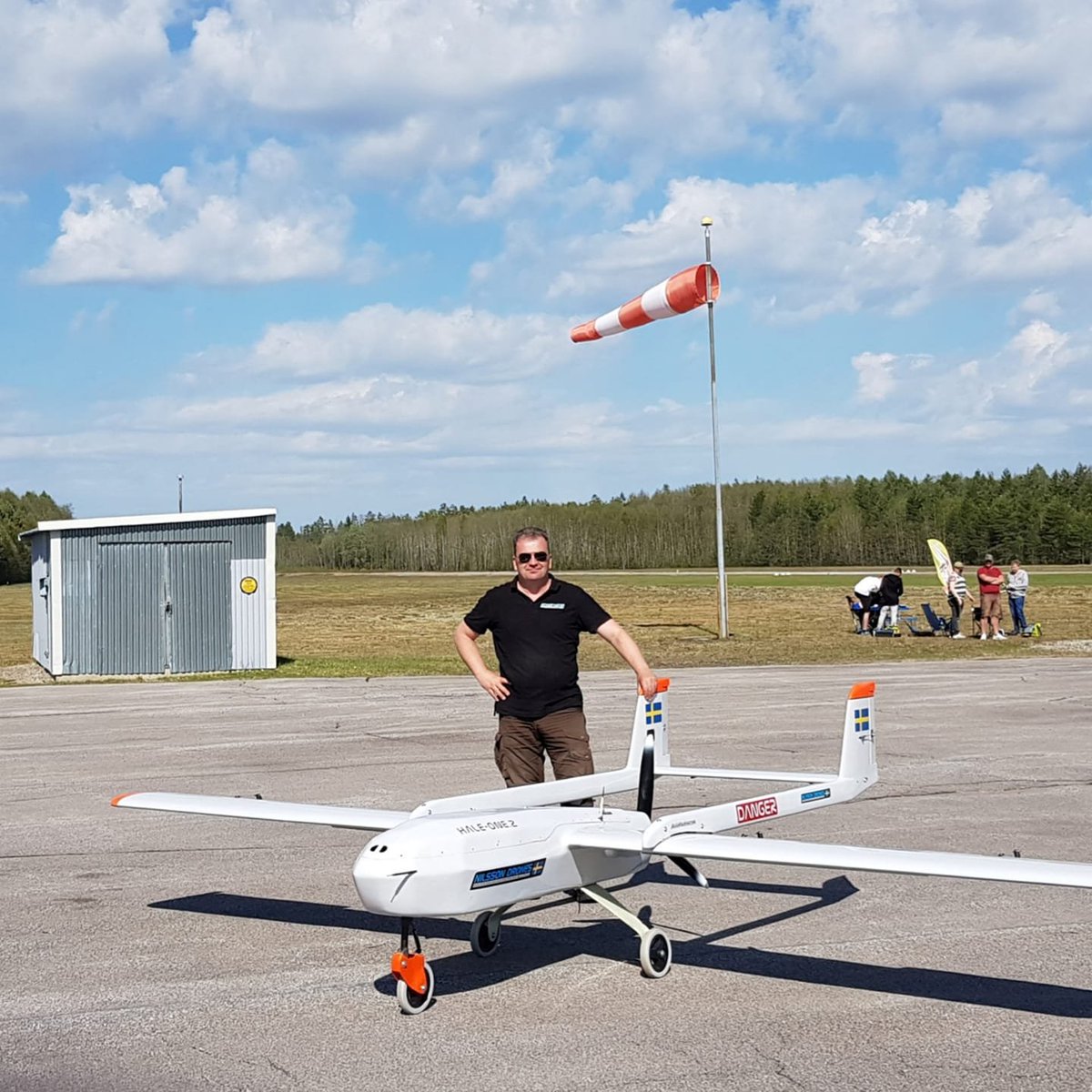 Powered by Hacker A200 / Jeti Spin Pro 300A and 12S 56 Ah Tatuu ( 8 x 14.000 mah )
265 A at full throttle with 3-blade 32 x 15 prop.
Control by Jeti DC-24.

Photo from Per Nilsson