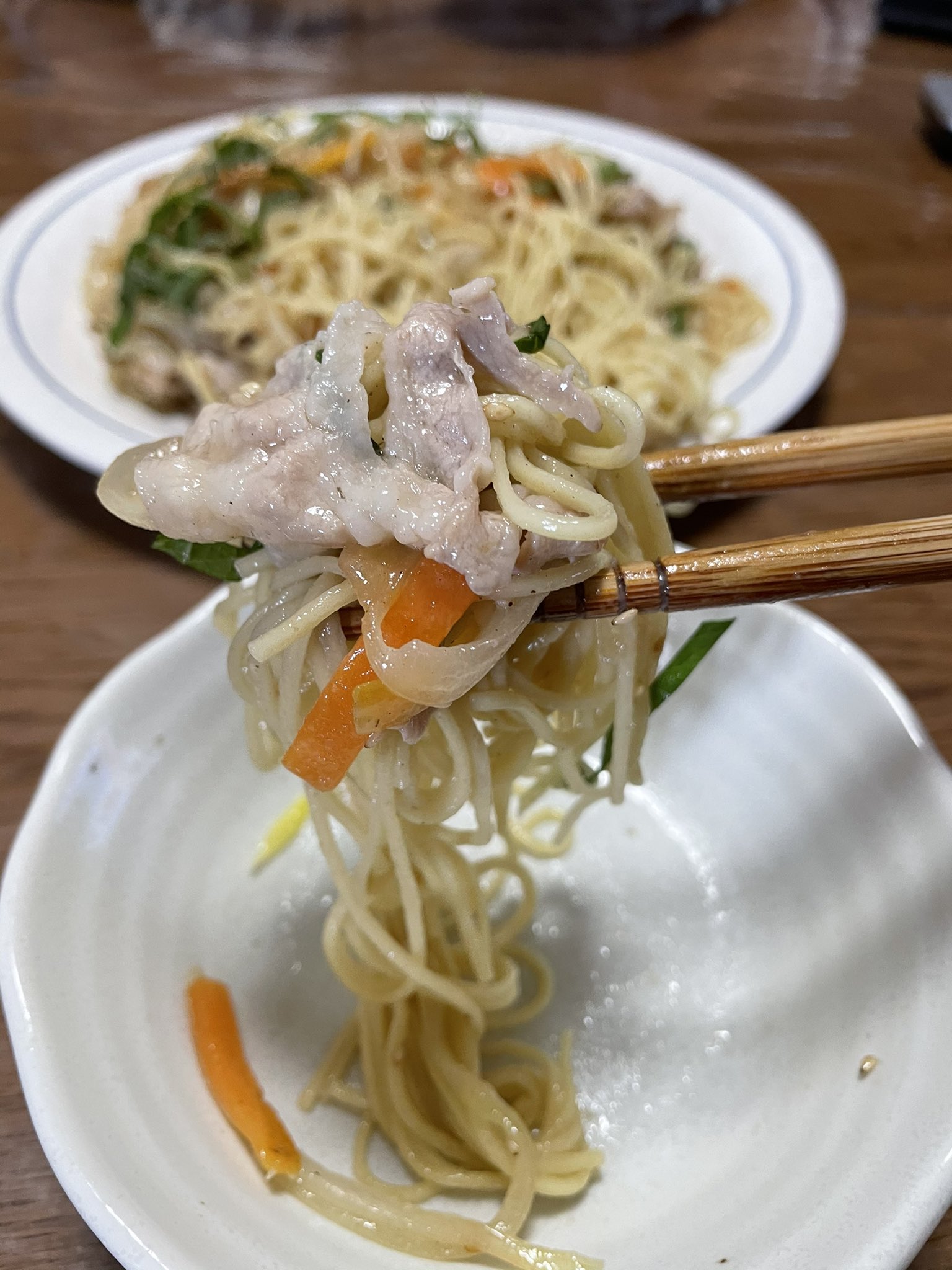 さばぴ マルタイ棒ラーメンを使った豚骨焼きラーメンに挑戦です 九州住みなら知らない人はいないこの棒ラーメン 30年ぶりに改めてこの麺に向かい合ってみました 結論からするとすごく美味しい 小麦粉の粉っぽさが感じられて生麺のような旨さでした 2