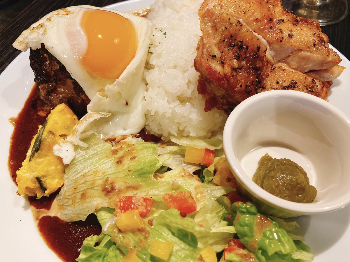 en89mens's tweet photo. ハンバーグ&amp;チキンステーキ
トッピングで目玉焼きも🍳

丸々とした食べ応えあるハンバーグも表面カリッと焼かれたチキンステーキも全部めっちゃ美味しかったです‼️

しかも！！！
ご飯大盛り無料✨
スープお代わり自由✨
ジュース1杯無料✨

味もコスパも最高でした😍

#東京 #五反田 #Five #ランチ https://t.co/RQFj8bA6OM