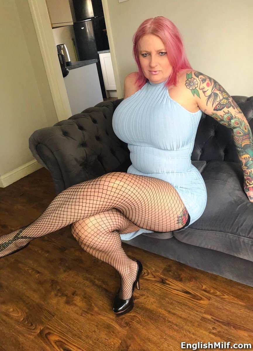 PantyhoseMilf's tweet photo. My assets squeezed into tight blue dress and fishnets 👍 https://t.co/9MSJgeIbCV