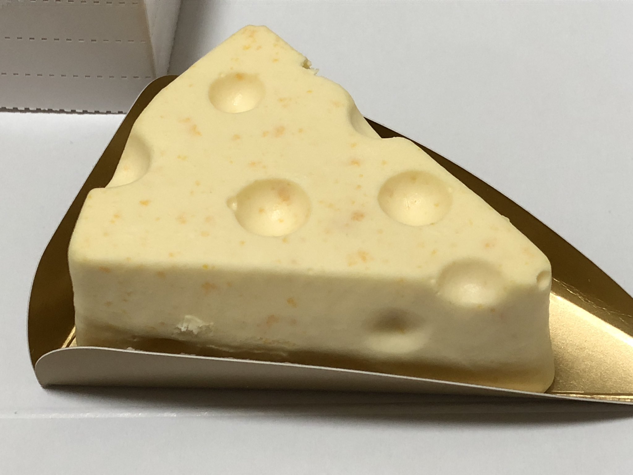 奇妙堂 姐御 資材の買い出しに名古屋駅へ行ったのですが オヤツにケーキでも とふらふらさがしてたら Animeチーズケーキ というめっちゃ可愛いチーズケーキと出会ってしまった 桜の葉と花がトッピングされてるものもありましたが 今回はノーマルのを