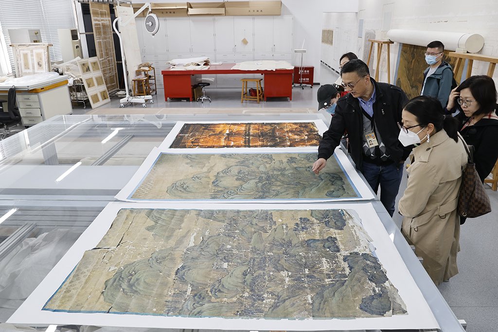 PalaceMuseum_'s tweet photo. The @PalaceMuseum_ recently restored a giant wall painting through modern technologies after non-destructive and non-invasive examinations. Created by 18th-century court painter #JiangMaode, the painting depicts mountains and rivers, and normally decorates the #FuwangPavilion. https://t.co/JyaK1NDUfh