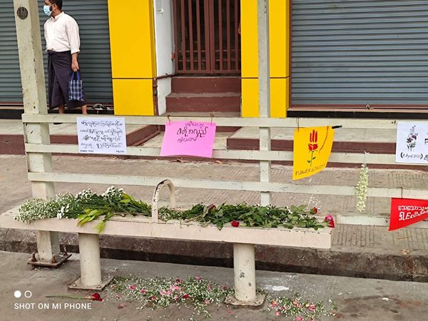TostevinM's tweet photo. Anti-coup protesters in Myanmar are leaving flowers at bus stops today in memory of those killed by junta forces https://t.co/y5dOwF6cVj #WhatsHappeningInMyanmar https://t.co/1ai1k7Iqk8
